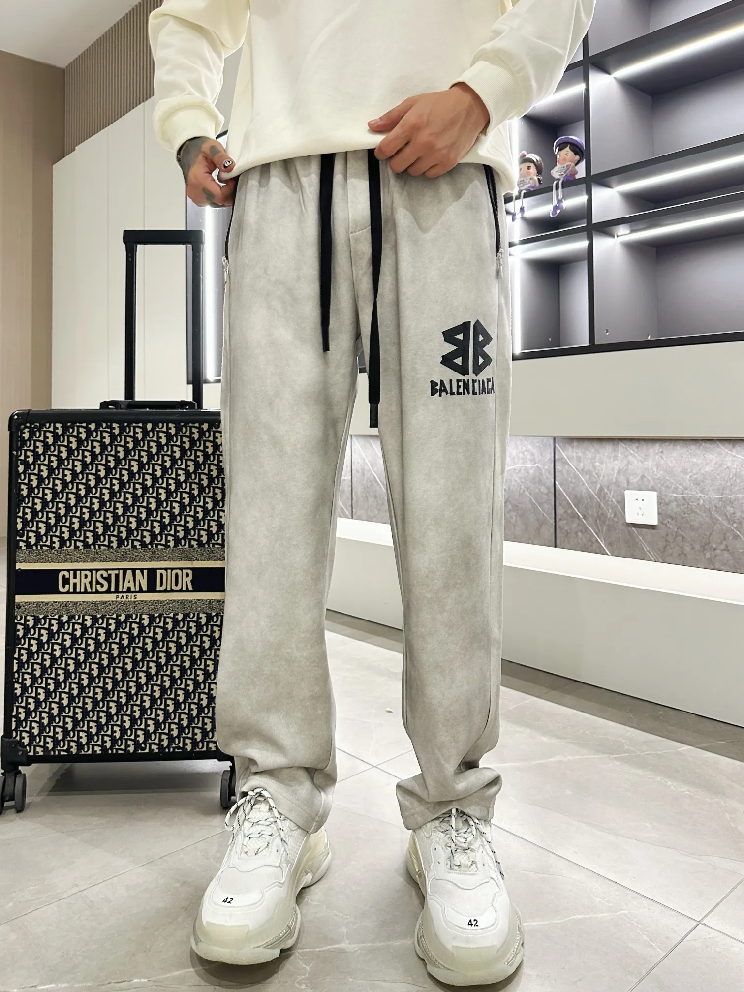 Balenciaga 🆕2026 Autumn and Winter New Arrival Casual Pants! The official website will be released simultaneously. Brand Classic LOGO casual pants, customized fabrics, excellent comfort and strong touch. Highly recognisable, perfect appearance and craftsmanship. Size:M-3XL